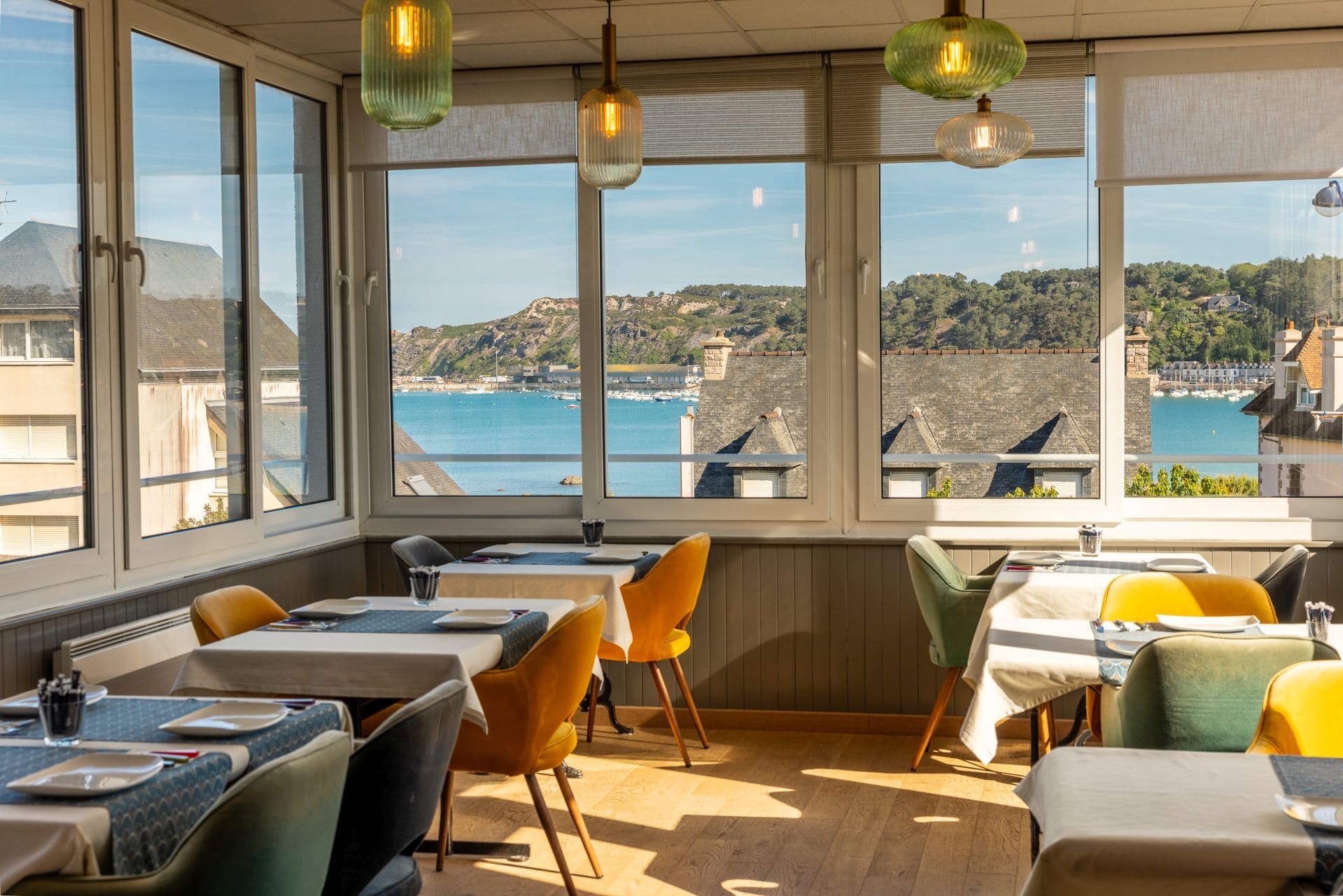 Petit déjeuner face au port d'Erquy Petit déjeuner face au port d'Erquy